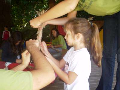 ornamentando os cajados...